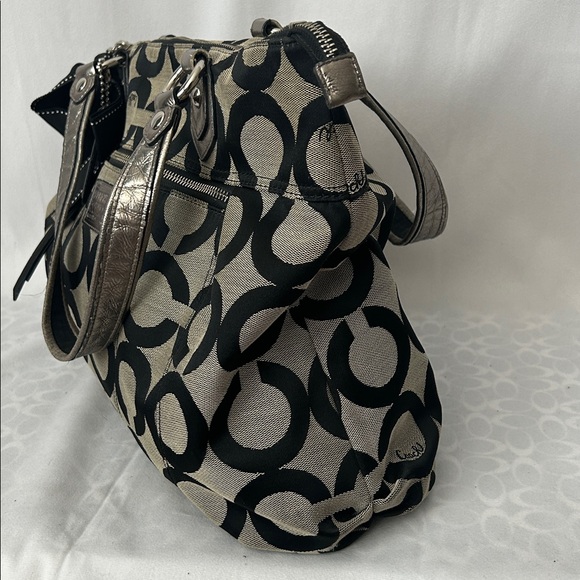 Coach Grey/Black Signature C Print Classic Poppy Travel Tote Bag Purse 🌺🌺 - Picture 3 of 16